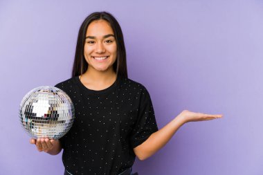 Genç Asyalı bir kadın bir balo partisi düzenliyor. Bir avuç içinde fotokopi alanı ve belinde başka bir el tutuyor..