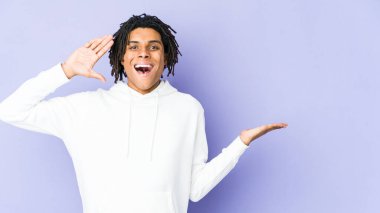 Genç Afro-Amerikan Rasta-Man 'in elinde avuç içi fotokopi alanı var, el üstünde tutuyor. Şaşırmış ve mutlu..