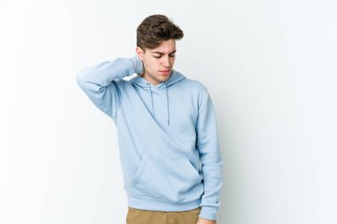 Beyaz arka planda izole edilmiş genç beyaz bir adam sabit yaşam tarzından dolayı boyun ağrısı çekiyor..