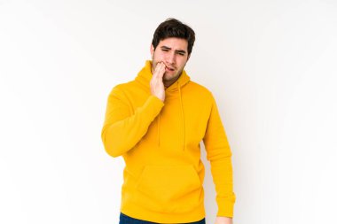 Beyaz arka planda izole edilmiş genç bir adam güçlü bir diş ağrısı, azıdişi ağrısı var..