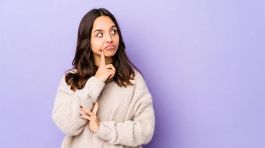 Genç, Latin kökenli bir kadın düşüncelere daldı, bir strateji planladı, bir iş kurmayı düşündü..