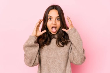 Genç, melez, İspanyol bir kadın yalnız başına. Hoş bir sürpriz bekliyor. Heyecanlı ve el kaldırıyor..