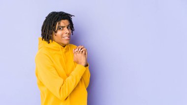 Genç Afrikalı Amerikalı Rasta adam korkmuş ve korkmuş..