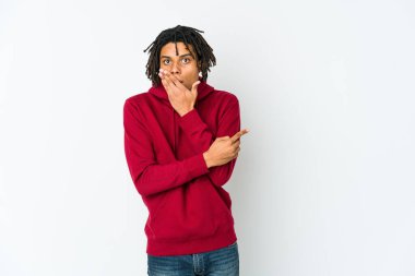Genç Afro-Amerikan Rasta adam yan tarafı işaret ediyor.