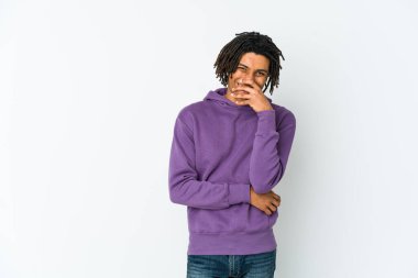 Genç Afrikalı Amerikalı Rasta gülen mutlu, kaygısız, doğal duygu.