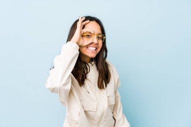 Genç, Latin kökenli, heyecanlı bir kadın. Gözünü dört aç..