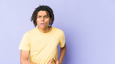 Genç Afrikalı Amerikalı Rasta adamın karaciğeri ağrıyor, karnı ağrıyor..