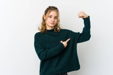 Beyaz arka planda genç beyaz bir kadın güçlü bir jest yapıyor. Kadınsı gücün sembolü.