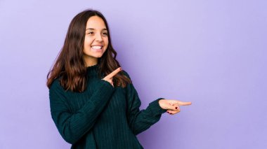 Latin kökenli genç bir kadın. Heyecanlı bir şekilde işaret ediyor..