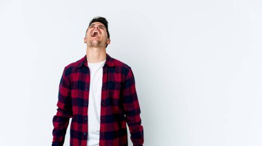 Beyaz arka planda izole genç beyaz adam çok kızgın, öfke kavramı bağırıyor, hayal kırıklığına uğramış.