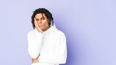Sıkılmış, yorgun ve dinlenmeye ihtiyacı olan genç Afro-Amerikan Rasta adamı..