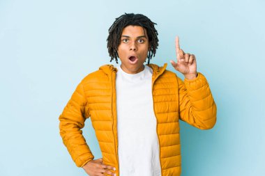 Genç melez adam ağzı açık bir şekilde üst tarafı işaret ediyor..
