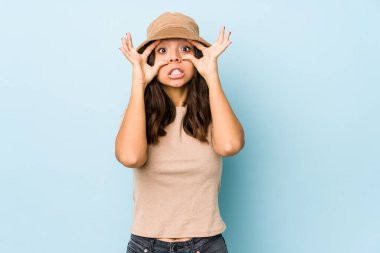 Genç, melez İspanyol bir kadın izole edilmiş. Başarı fırsatı bulmak için gözlerini açık tutuyor..