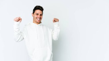 Beyaz arka planda izole edilmiş genç beyaz adam dans ediyor ve eğleniyor..