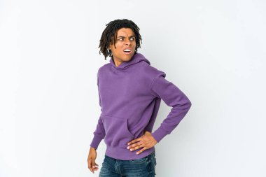 Genç Afrikalı Amerikalı Rasta adam sırt ağrısı çekiyor..