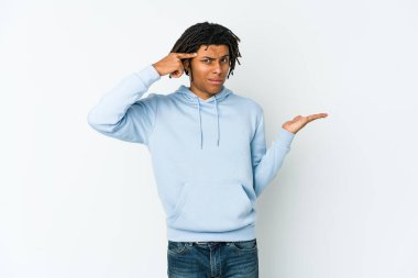 Genç Afro-Amerikan Rasta Adam elinde bir ürünü tutuyor ve gösteriyor..