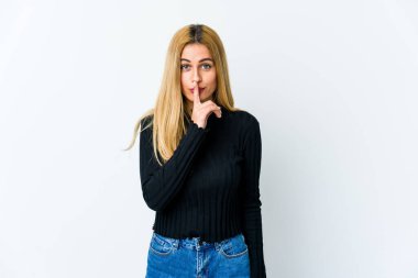 Beyaz arka planda izole edilmiş genç sarışın bir kadın ya sır saklıyor ya da sessizlik istiyor..