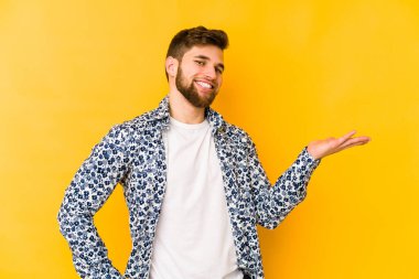 Sarı arka planda izole edilmiş beyaz bir genç hoş bir yüz ifadesi sergiliyor..