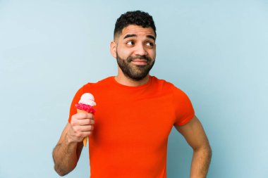 Dondurma tutan genç latin adam amaçlarına ve amaçlarına ulaşmayı hayal ediyor.