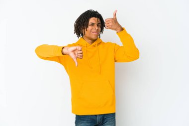 Afro-Amerikan Rasta 'lı genç adam baş parmağını kaldırdı ve baş parmağını kaldırdı, zor seçim konsepti