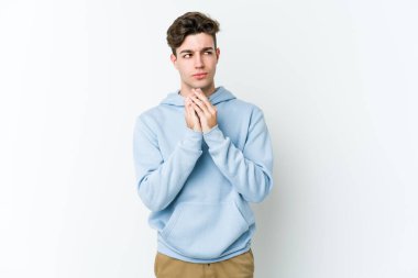 Kafkasyalı genç bir adam beyaz arka planda izole edildi. Aklında bir plan oluşturdu..