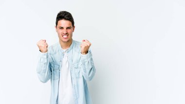 Beyaz arka planda izole edilmiş genç beyaz adam gergin elleriyle çığlık atıyor..