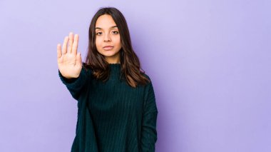 Genç, melez, Latin kökenli bir kadın elini uzatıp 