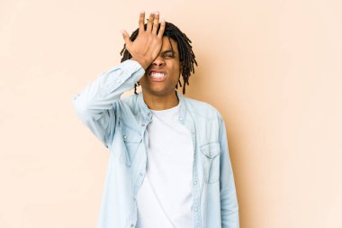 Genç Afrikalı Amerikalı Rasta adam bir şeyi unutuyor. Alnına avuç içi ve gözlerini kapatıyor..