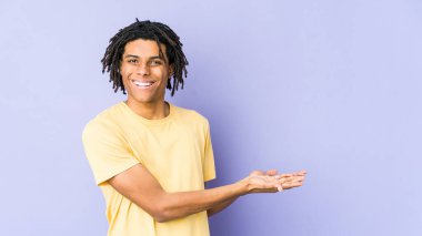Genç Afrikalı Amerikalı Rasta adam palmiye üzerinde bir kopya alanı tutuyor..