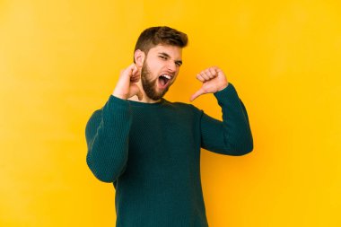 Sarı arka planda izole edilmiş genç beyaz adam gururlu ve kendinden emin hissediyor, örnek olarak.