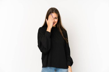 Beyaz arka planda izole edilmiş beyaz bir kadın yüzünün yarısını palmiye ile örterek eğleniyor..