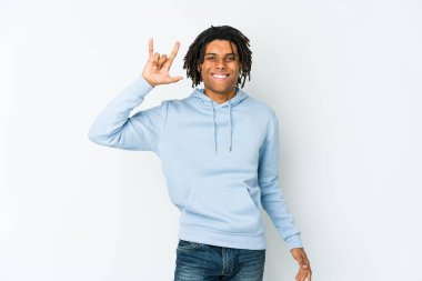 Genç Afrikalı Amerikalı Rasta adam boynuzlarını bir devrim konsepti olarak gösteriyor..