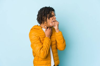 Genç melez adam virüs ya da enfeksiyon yüzünden boğaz ağrısı çekiyor..