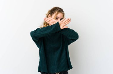 Beyaz sırtlı genç beyaz kadın iki kolu çapraz tutuyor, inkar kavramı.