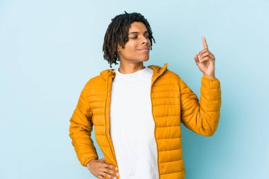 Genç melez adam seni işaret ediyor. Sanki davet ediliyormuşsun gibi..