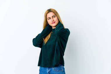 Genç sarışın kadın, beyaz arka planda izole edilmiş. Oturaklı yaşam tarzından dolayı boyun ağrısı çekiyor..