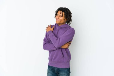 Genç Afro-Amerikan Rasta adamı sarılıyor, kaygısız ve mutlu gülümsüyor..