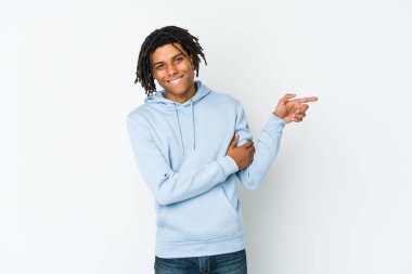 Genç Afrikalı Amerikalı Rasta adam işaret parmağıyla işaret ederek gülümsüyor..
