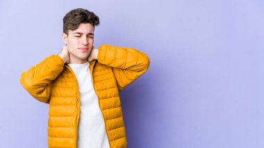 Mor arka planda izole edilmiş genç beyaz adam sabit yaşam tarzından dolayı boyun ağrısı çekiyor..