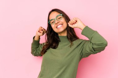 Genç, melez, İspanyol bir kadın. Kendini izole etmiş, kollarını açmış, rahatlamış..