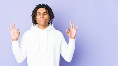 Genç Afrikalı Amerikalı Rasta Adam yorucu bir günün ardından rahatlıyor. Yoga yapıyor..