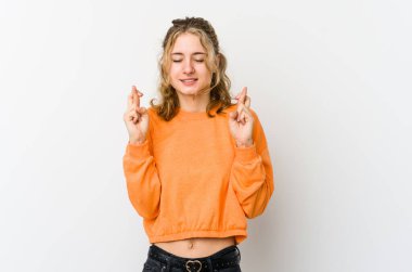 Beyaz sırtlı beyaz kadın şans dilemek için şans diliyor.