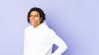 Afro-Amerikan Rasta 'lı genç adam hoşnutsuzca kaşlarını çatıyor, kollarını kavuşturuyor..