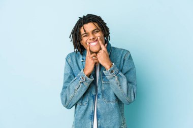 Kot ceket giyen genç siyahi bir adam iki seçenek arasında kararsız kalıyor..