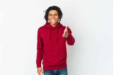 Genç Afrikalı Amerikalı Rasta adam selamlama jesti için kameraya elini uzatıyor..