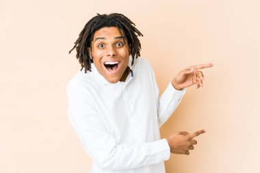 Genç Afrikalı Amerikalı Rasta adam işaret parmağıyla işaret ettiği için heyecanlı..