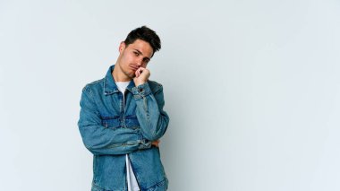 Beyaz arka planda izole genç beyaz adam tekrarlanan bir görevden yoruldu.