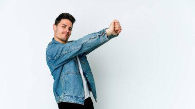 Beyaz arka planda izole edilmiş genç beyaz adam kollarını uzatıyor, rahat bir konumda..