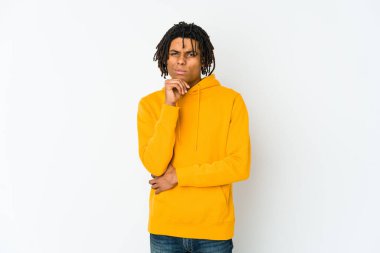 Genç Afrikalı Amerikalı Rasta adam düşünüyor ve bakıyor, yansıtıyor, düşünüyor, hayal kuruyor..