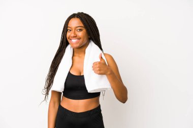 Genç Afro-Amerikan spor kadını kendini izole edip gülümsedi ve başparmağını kaldırdı.